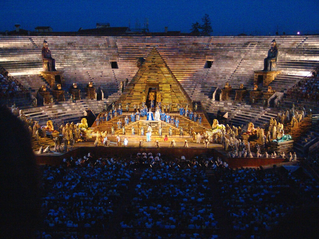 Arena di Verona bei Nacht mit dem Bühnenbild von AIDA