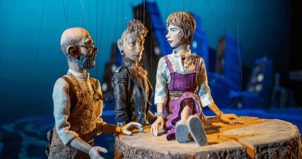 Moo, Franzi und ihr Vater in zerstörter Natur (c) Bernhard Müller