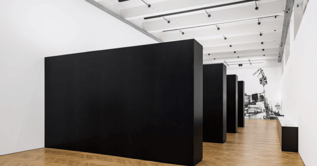 Schwarze Kuben wie in den Helmut Lang Flagship-Stores (c) kunstdokumentation.com MAK