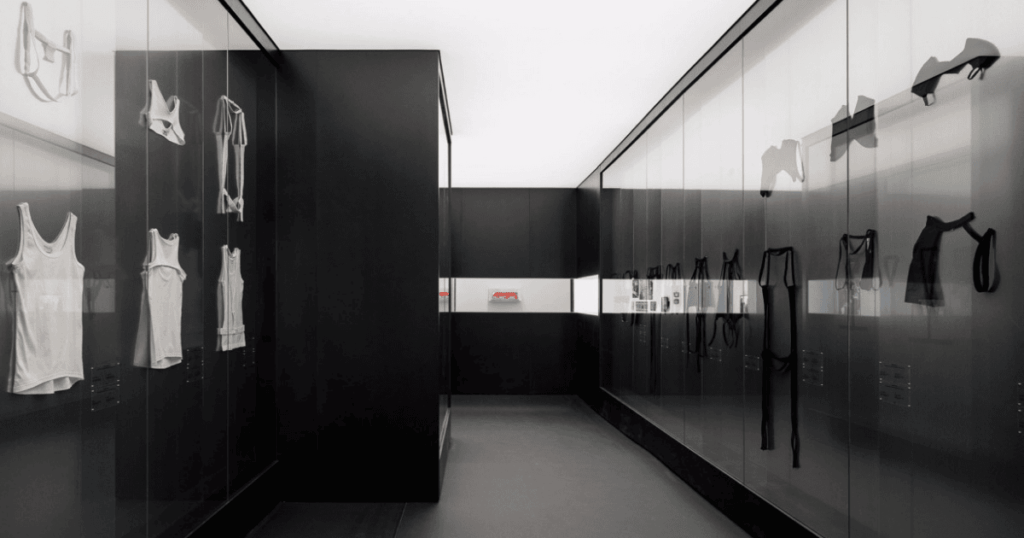 ausgestellte Kleidungsstücke (c) kunstdokumentation.com MAK