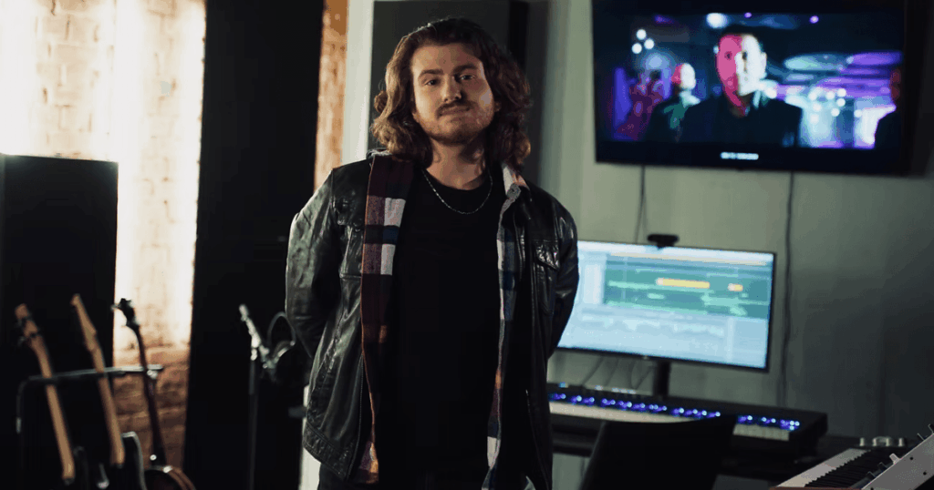 Tobias Alexander Ratka in seinem cozy Studio nähe Wien Meidling. (c) Julia Schwarz