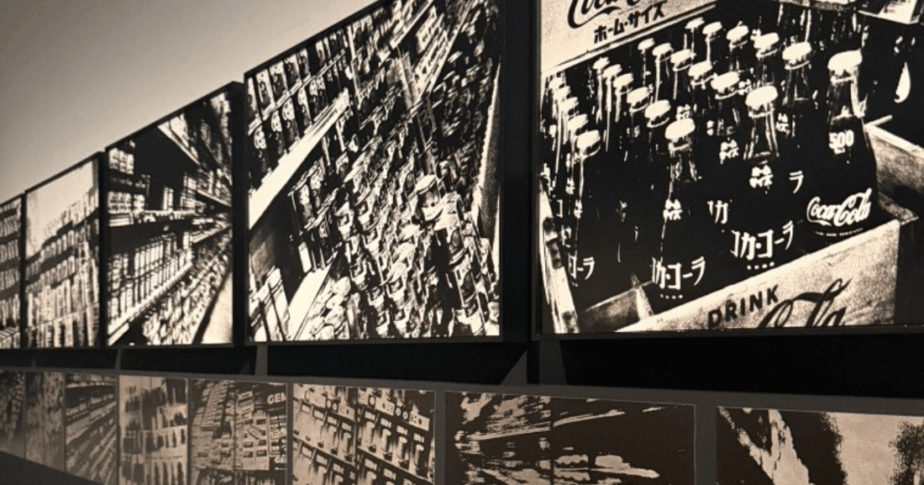 Beeinflusst von Werken von Andy Warhol zeigen die Aufnahmen Moriyamas die fortschreitende Amerikanisierung Japans – eine aufkeimende Kluft zwischen Tradition und Moderne